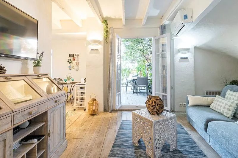 Atypical apartment old town in Cannes + large terrace