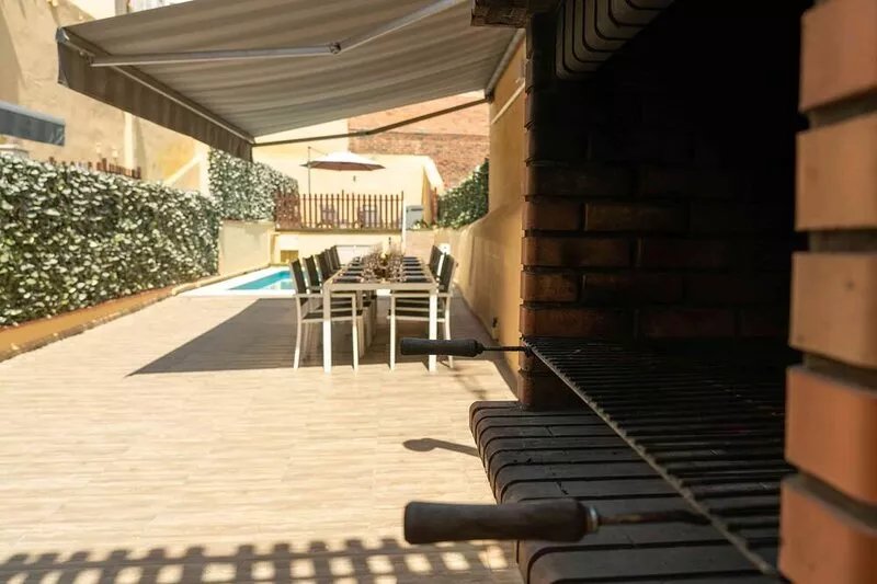 House in the center for 12 with pool 400m from the beach