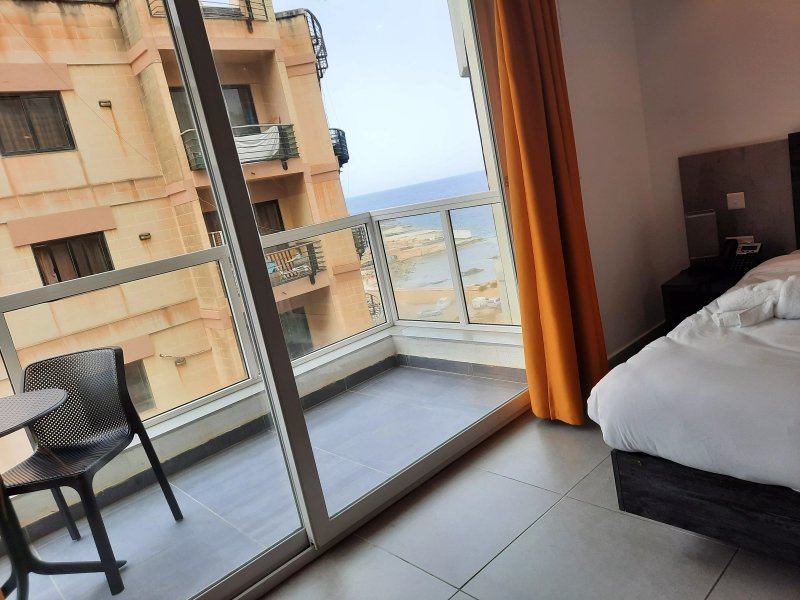 Shoreline Hotel