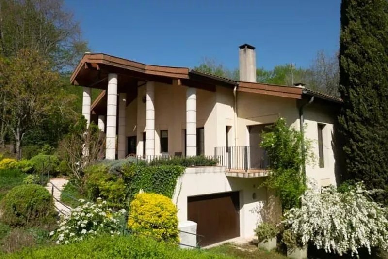 House 5 minutes from the center of Périgueux (two swimming pools, hammam