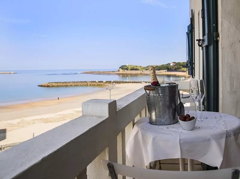 St Jean de Luz plage. Calm, design, great comfort. Breathtaking sea views.