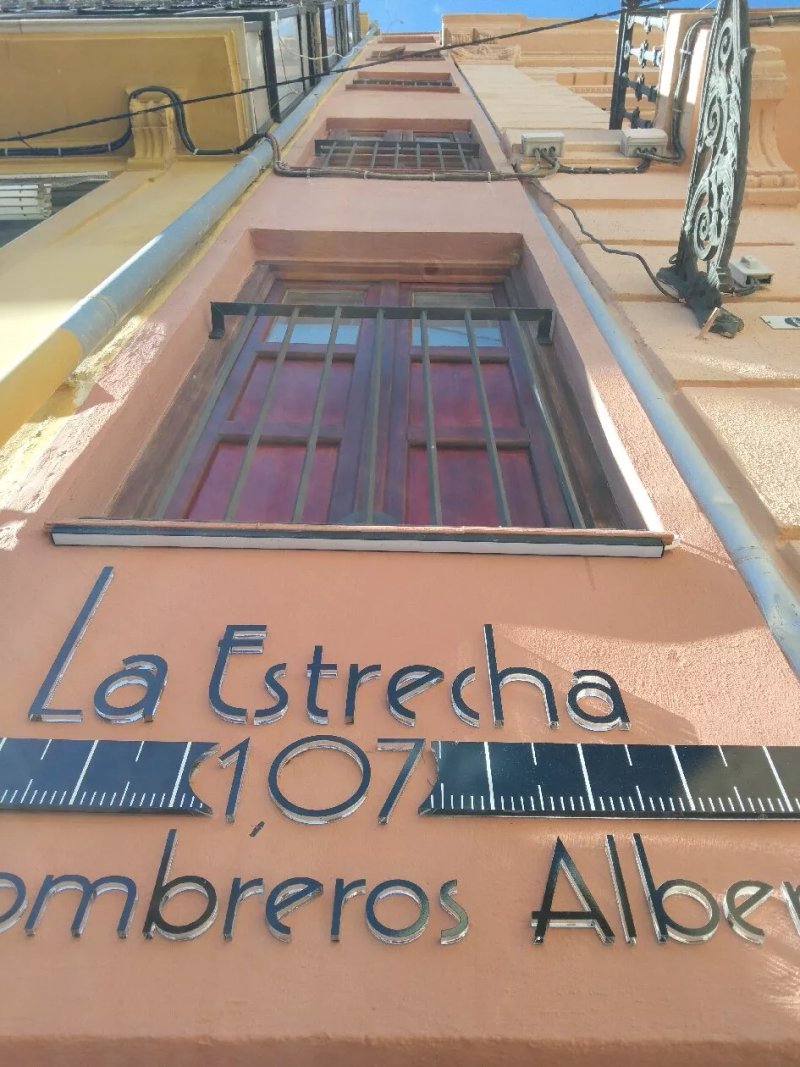 La Estrecha - La Finca mas Estrecha de Espana