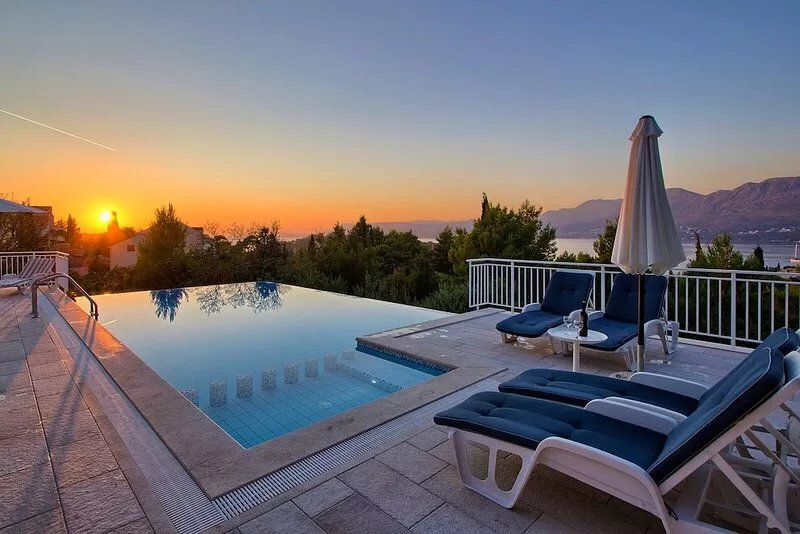 Apartment with sea view over the Cavtat bay and the city of Dubrovnik.