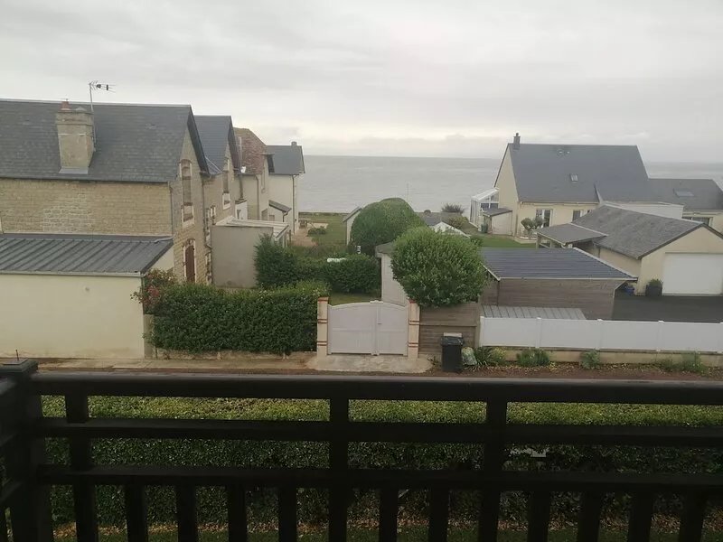 Independent ground floor with garden on the seaside.