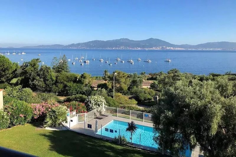 Apartment with superb sea view 200m from the beach and 10m from Porticcio