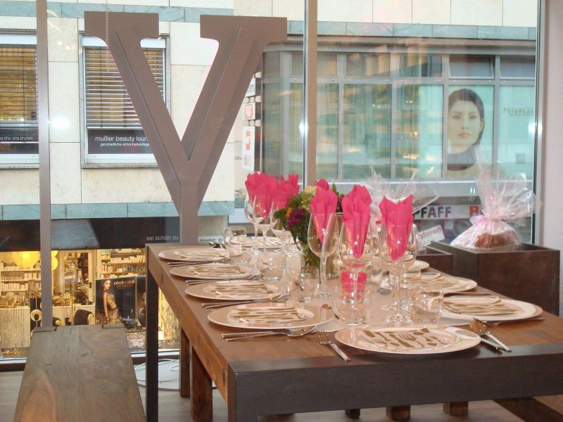 VIOLAS' Lounge - the small restaurant above the cooking-shop