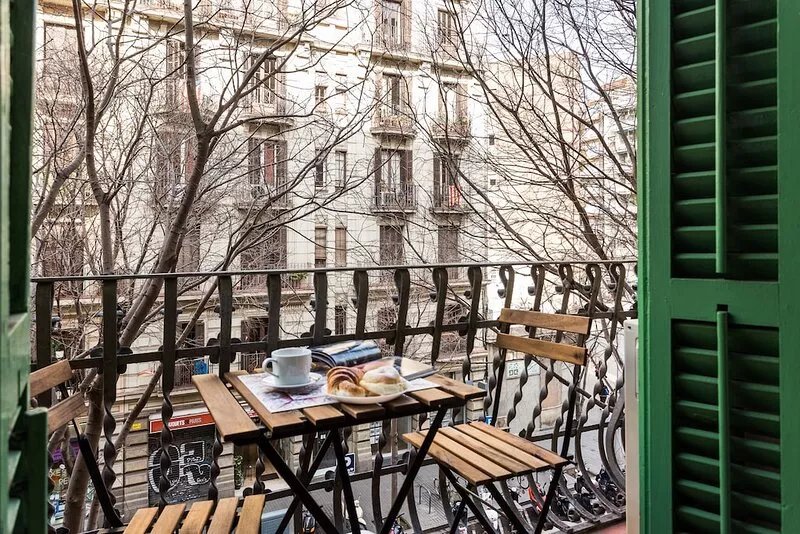 Flat w/balcony in heart of Barcelona (Eixample & Historic Center)