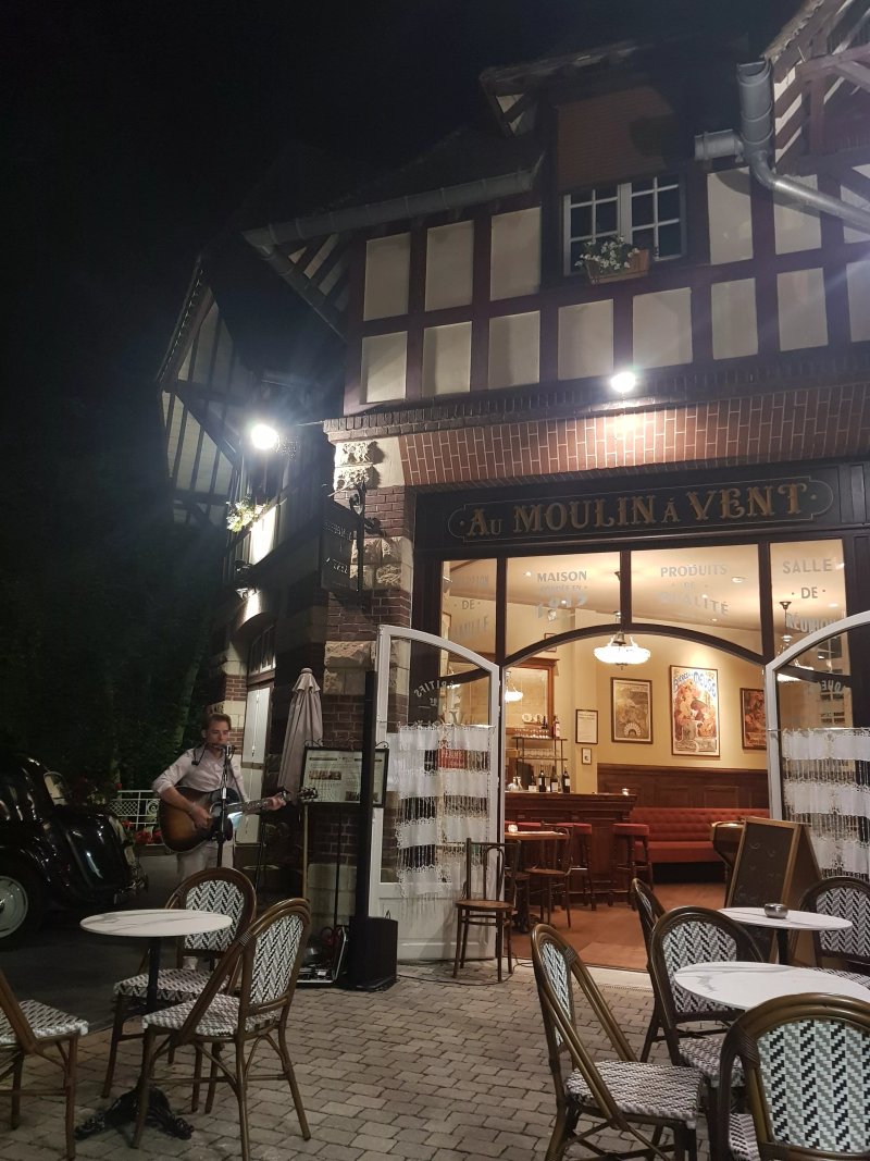 Au Moulin a Vent