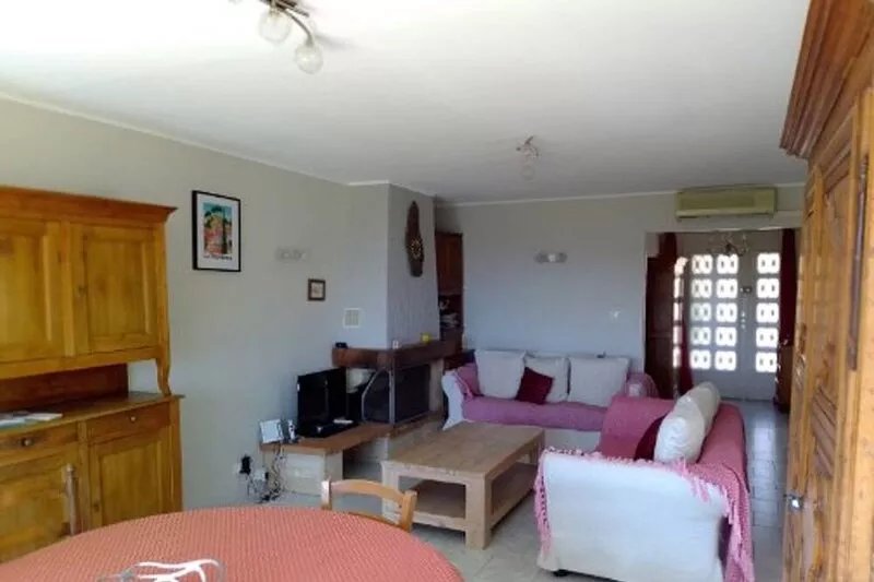 Magnificent sea and hill views, swimming pool, very quiet. On 1 plot of 1.5 ha.