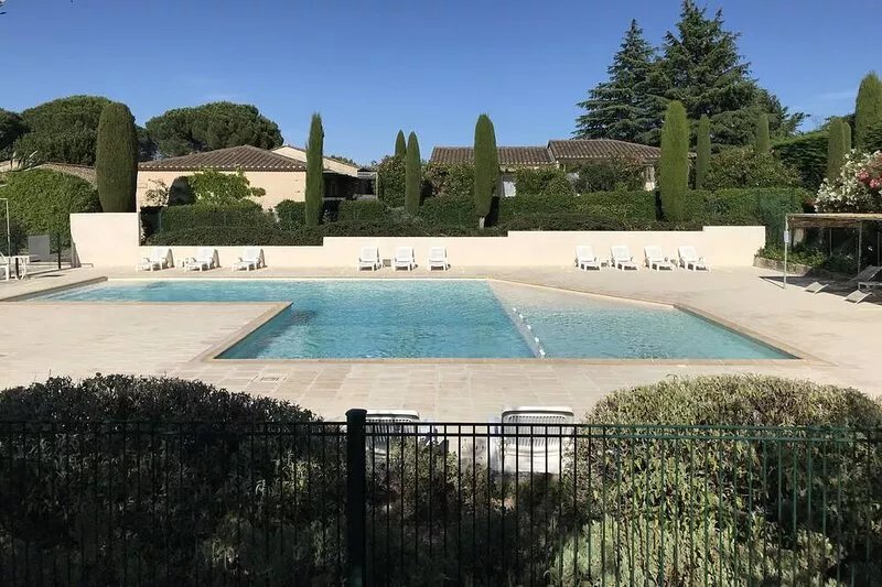 Provencal mazet at the foot of the alpilles, air-conditioned, in a little