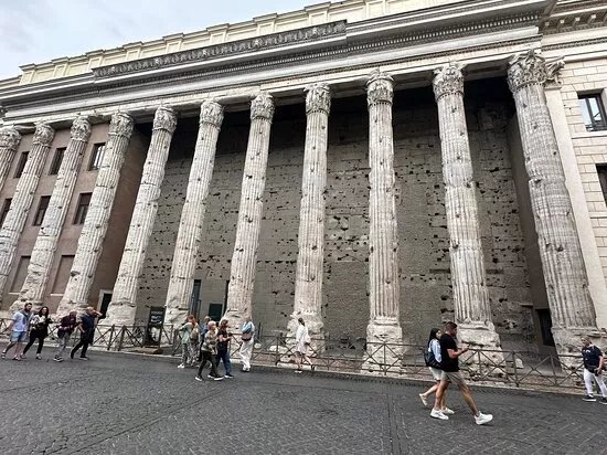 Temple Of Hadrian (il Tempio Di Adriano)