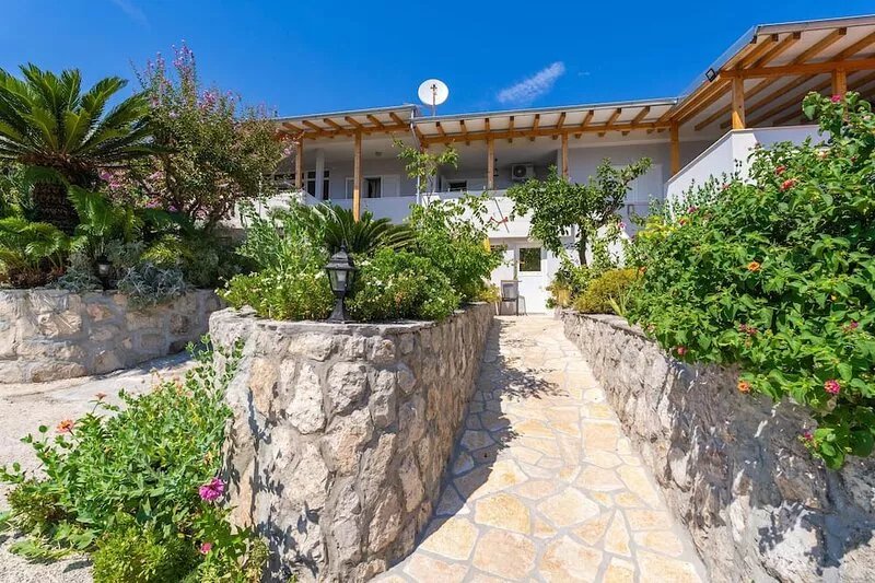 Apartments Djurkovic - Two-Bedroom Apartment with Shared Terrace and Sea View