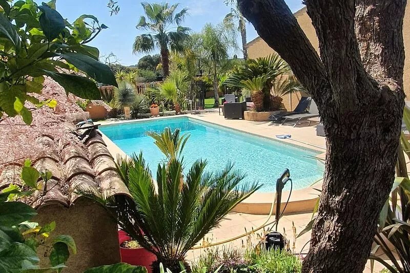 Provencal farmhouse with pool, pool house, close to the sea and shop