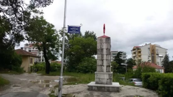 Spomenik i spomen ploca - Palim borcima NOR-a i zrtvama fasistickog terota