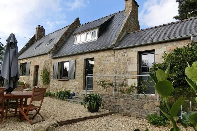House of character, 100m beach, Côte de Granit Rose, Peaceful