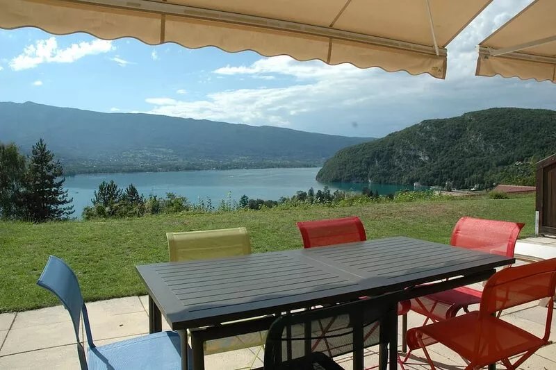 Appt on garden level. Spectacular view of Lake Annecy and the mountains