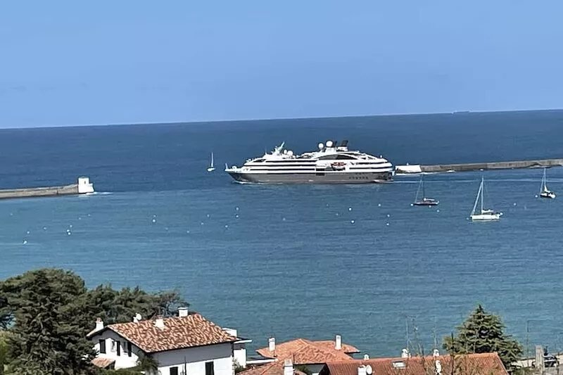 VILLA T4 1ST FLOOR SEA VIEW EXCEPTIONAL BEACH AND SHOPS ON FOOT 5 MN