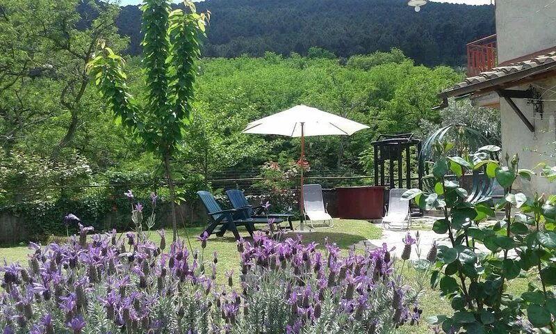 Le Poiane farmhouse with large garden in Tuscany