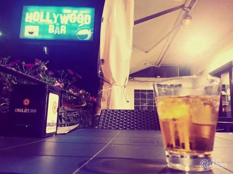 Hollywood Bar