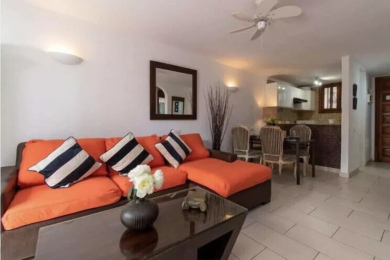 Lovely  2 bedroom apartment with large private  garden.