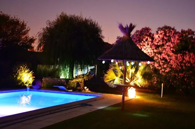 cottage ZEN 2 people in village near Nimes air conditioning swimming pool garden