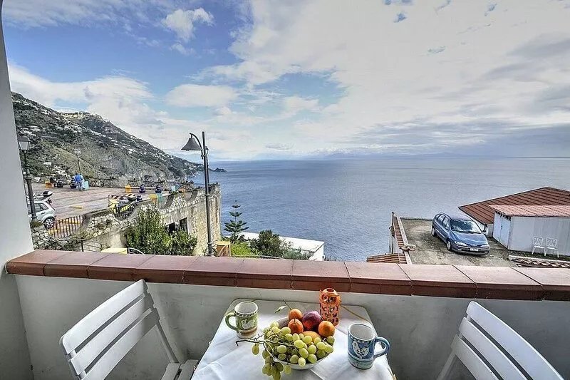 Casa Piersilvia A: A bright apartment which faces the sun and the sea, with