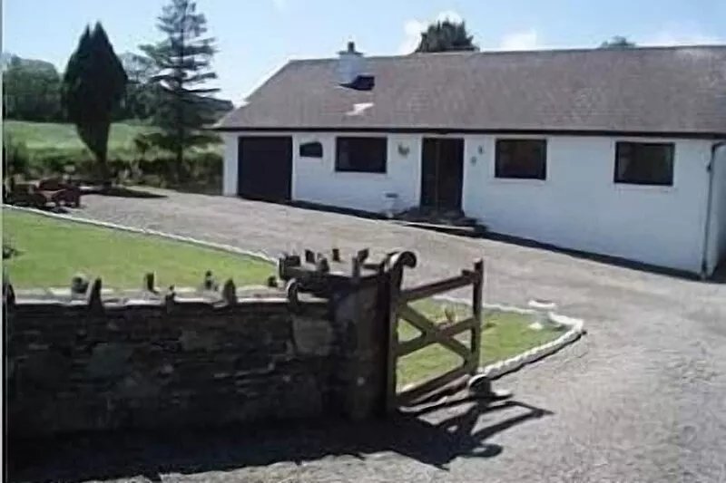 Beautiful 3/4 Bedroom Bungalow set in attractive gardens. many local facilities