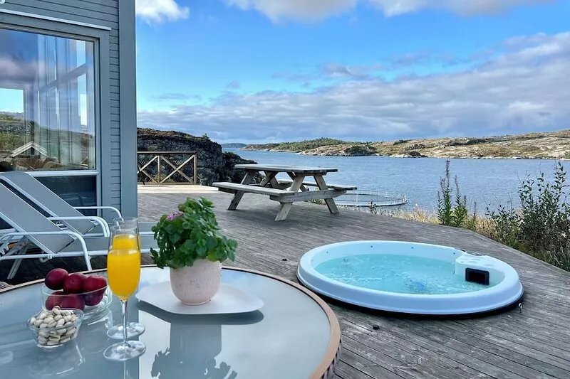Cabin with panoramic views at the edge of the archipelago with outdoor hot tub