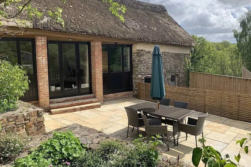The Linhay, Kings Nympton - Quiet, very rural thatched barn near great pub.