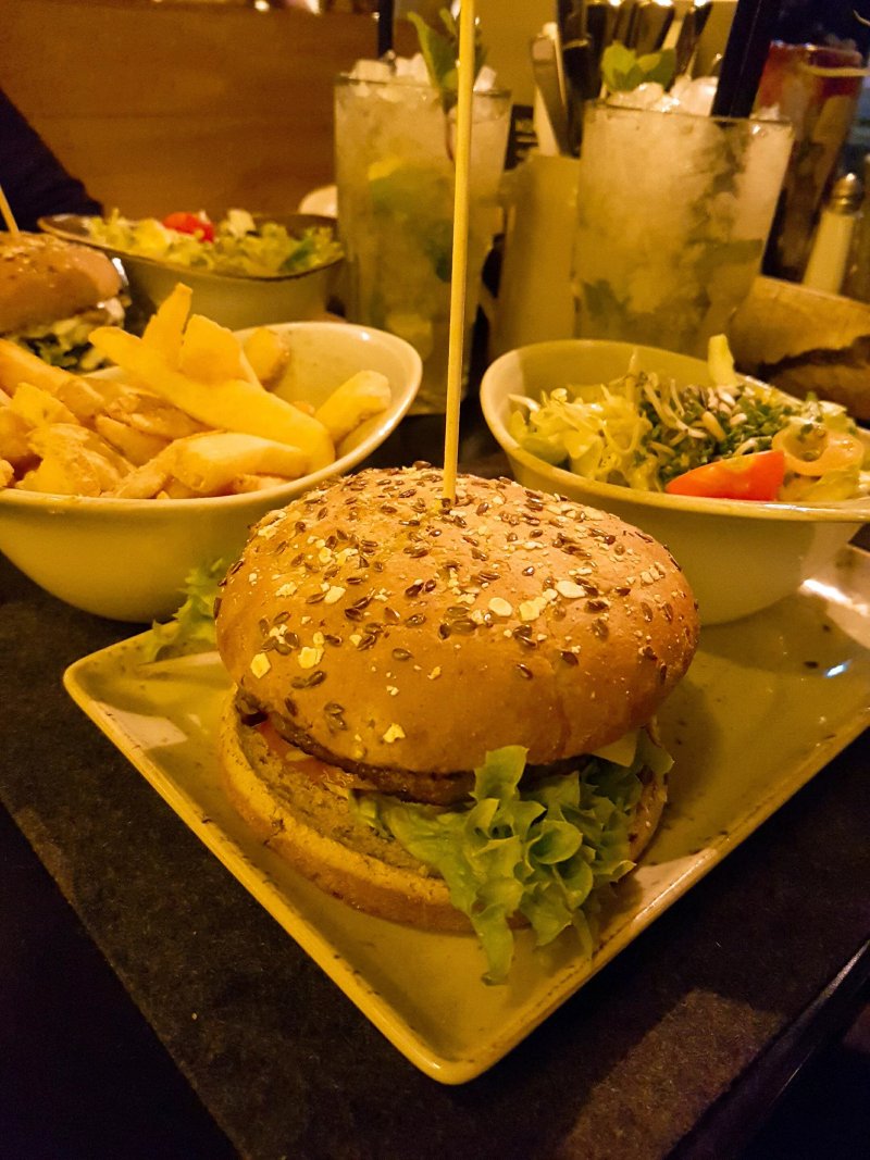 HANS IM GLUECK Burgergrill & Bar