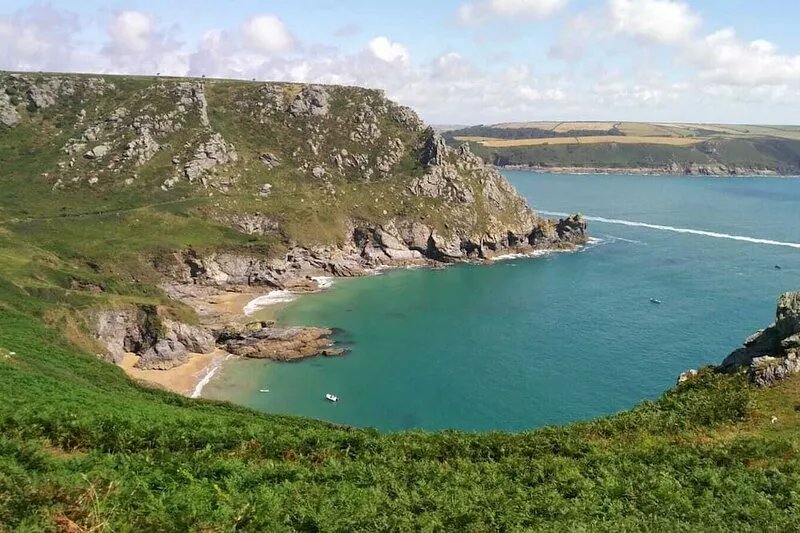 set in stunning countryside and only 1 mile from the surfing beach of Bantha