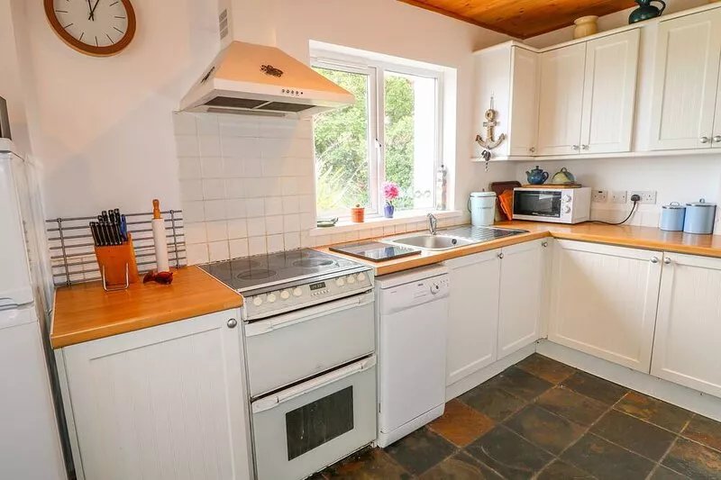 THE MERMAID, pet friendly, with open fire in Dungloe, County Donegal