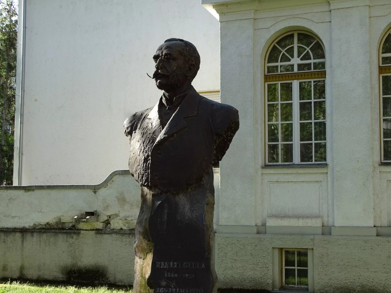 Kenezy Gyula Szobra