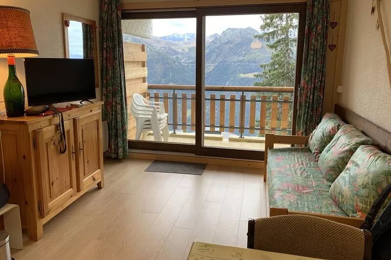 Studio with SOUTH FACING BALCONY, in the heart of the resort, at the foot of