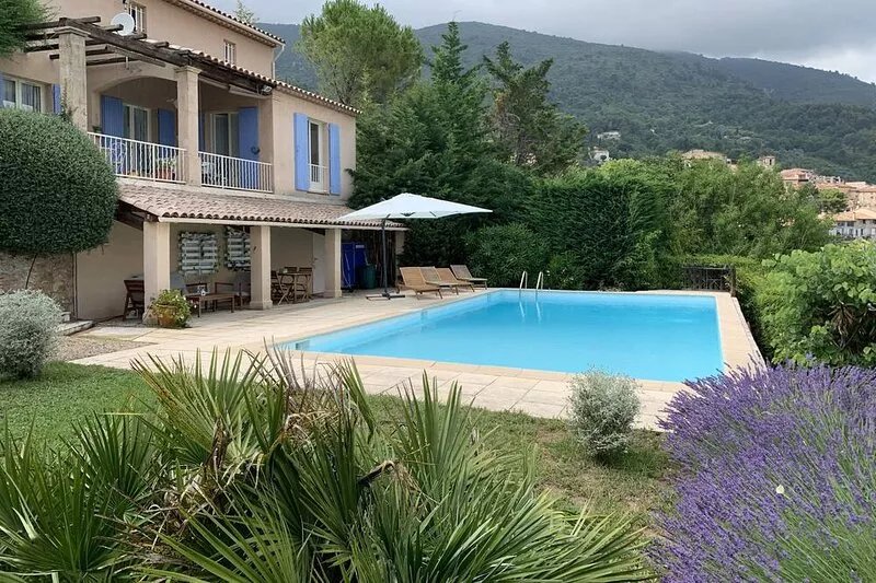 Beautiful Villa, big pool,  overlooking valley, walking distance to town.