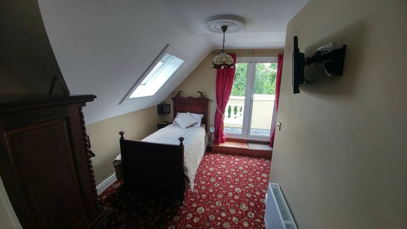 Riverside Lodge B & B