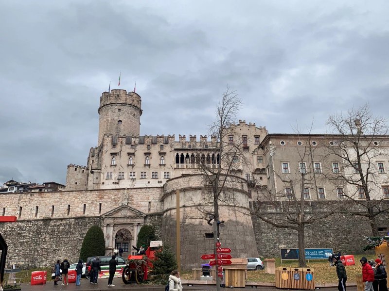 Le Scuderie Del Castello