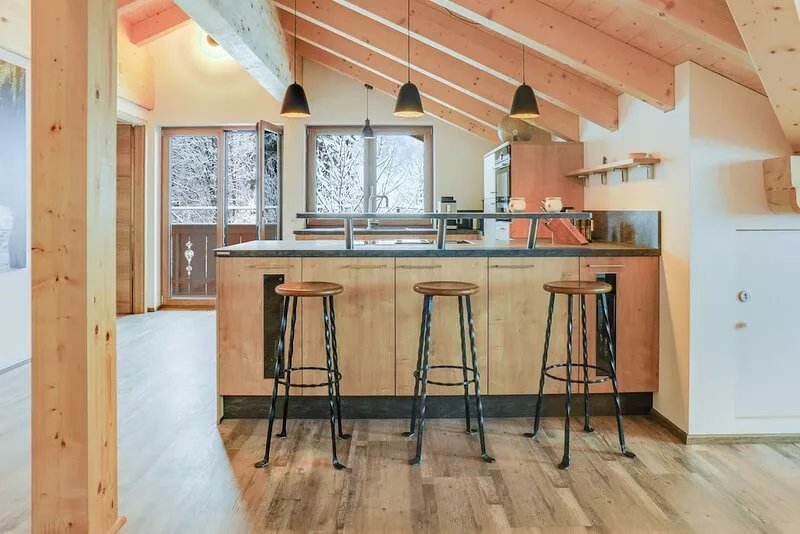 Spacious Top Floor Apartment "Partnachklamm" with Mountain View & Balcony