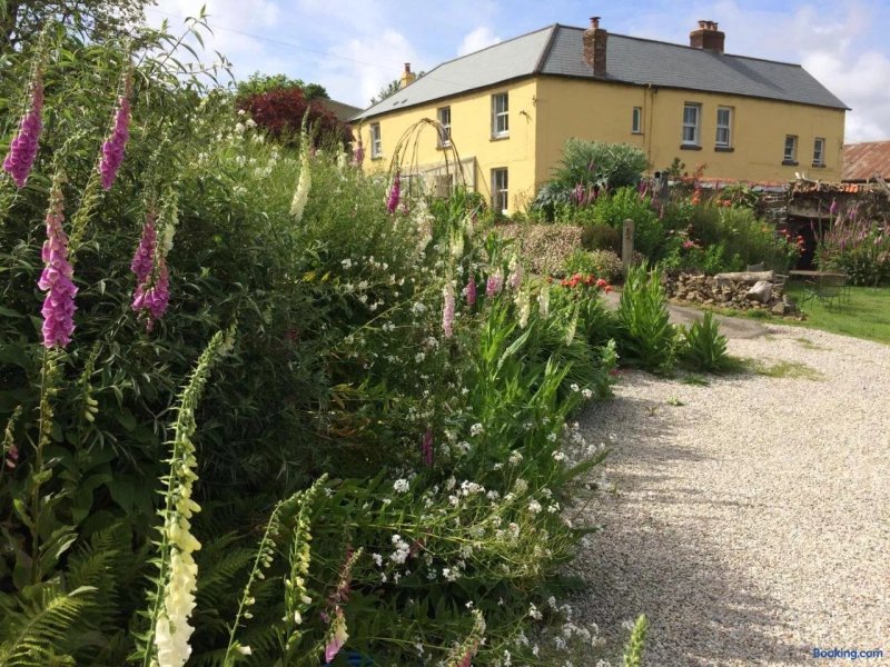 Frizenham Farmhouse B&B