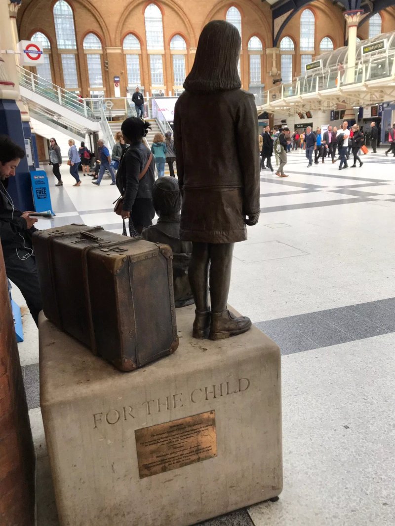Fur Das Kind Memorial - Liverpool Street Station