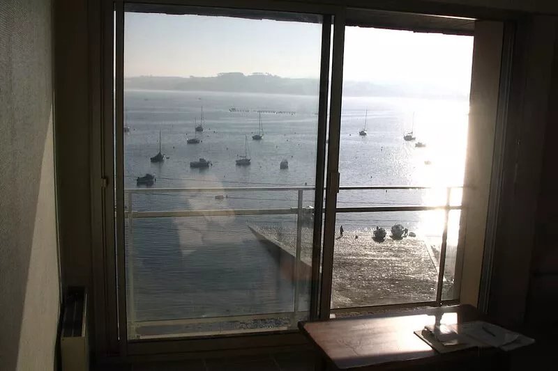 Incredible 2-bedroom apartment with sea view and old port