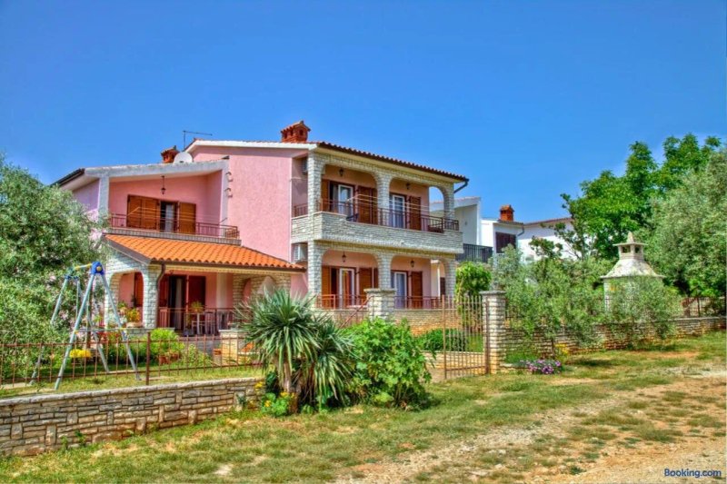 Apartments and Holiday House in Peroj