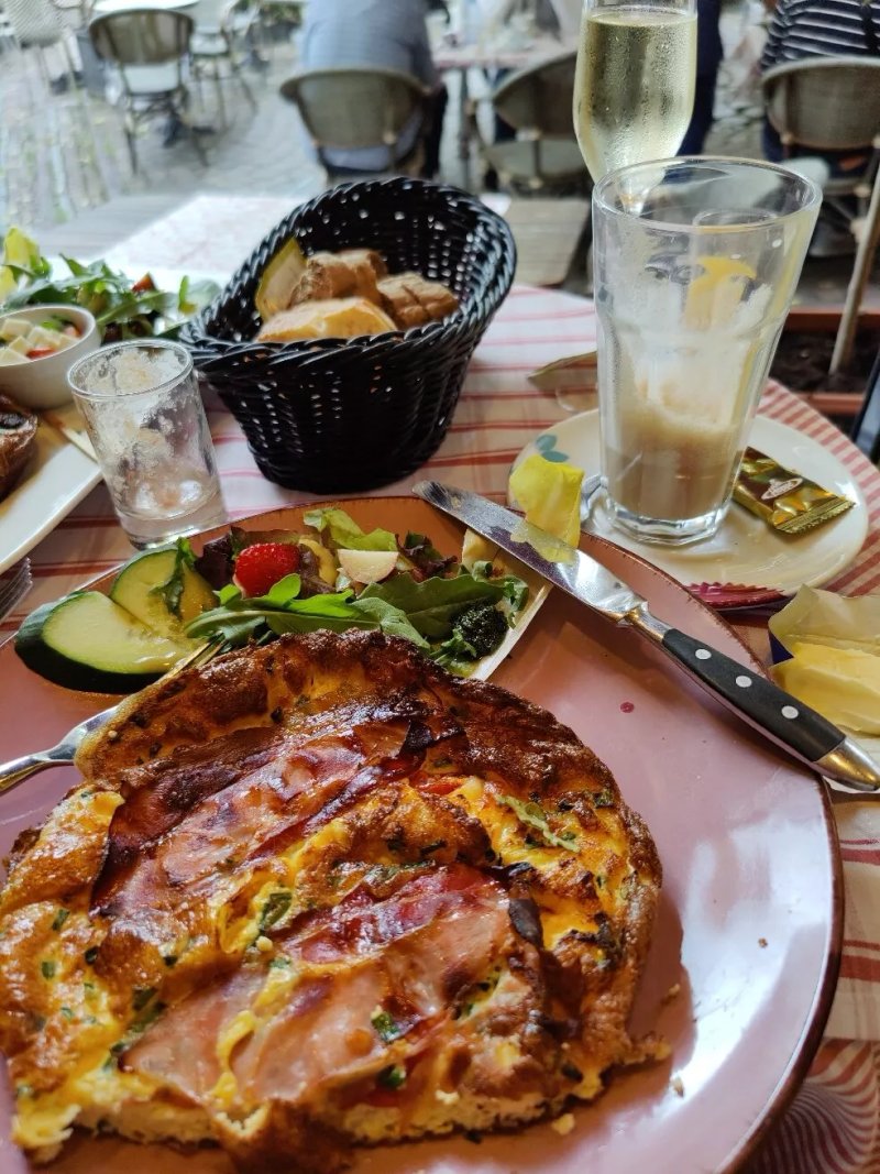 Le Petit Cafe