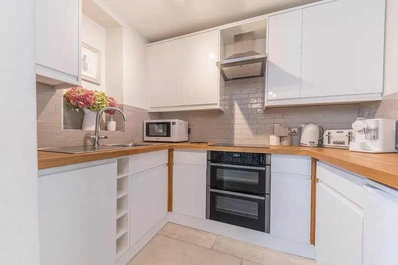 Pottery Gate - sleeps 4 in modern dog friendly cottage with parking and new