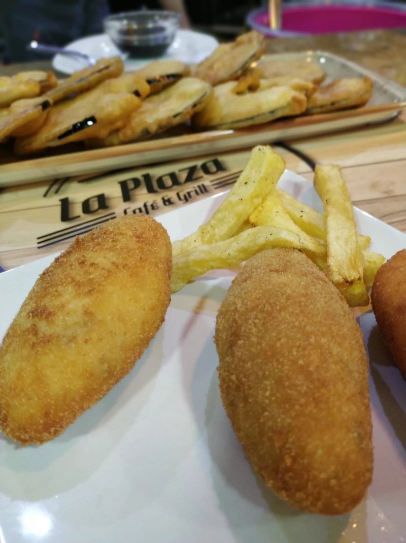 La Plaza Cafe & Grill