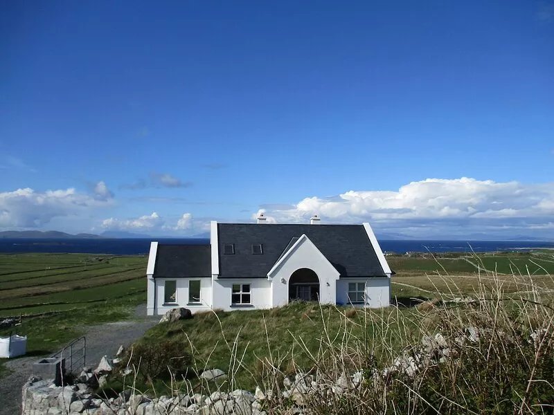 Modern Home in a spectacular setting surrounded by the ea, Islands and Peace
