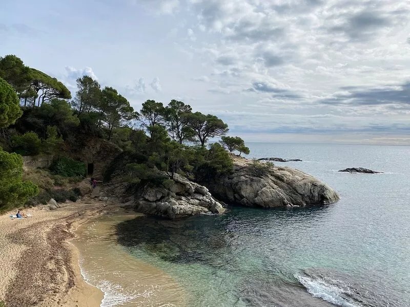 Renovated duplex located on the second line of the sea in the center of Platja