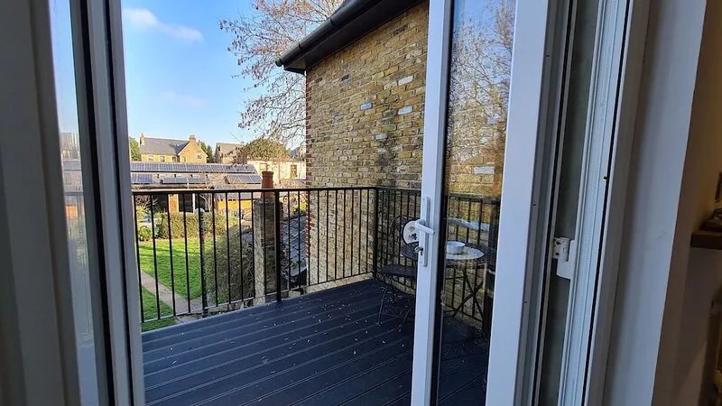 Large sunny fresh two bedroom apt in London ideal for tourists, refurbished