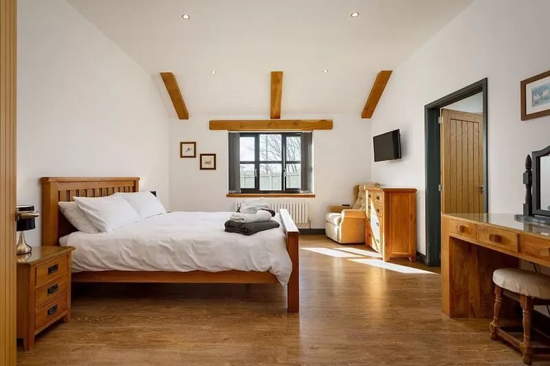 Spacious Wheelchair Accessible 2 Bedroom Cottage with Hot Tub