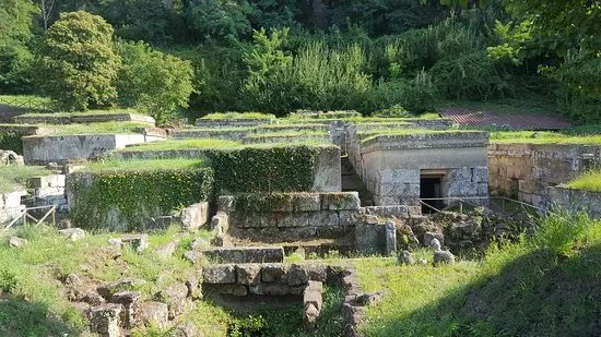 Necropoli Etrusca Di Crocifisso Del Tufo
